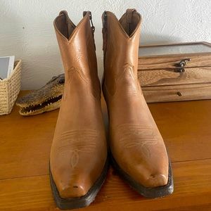 Ariat Cowboy boots Women’s size 10 - Good condition. Few scuffs on toe.